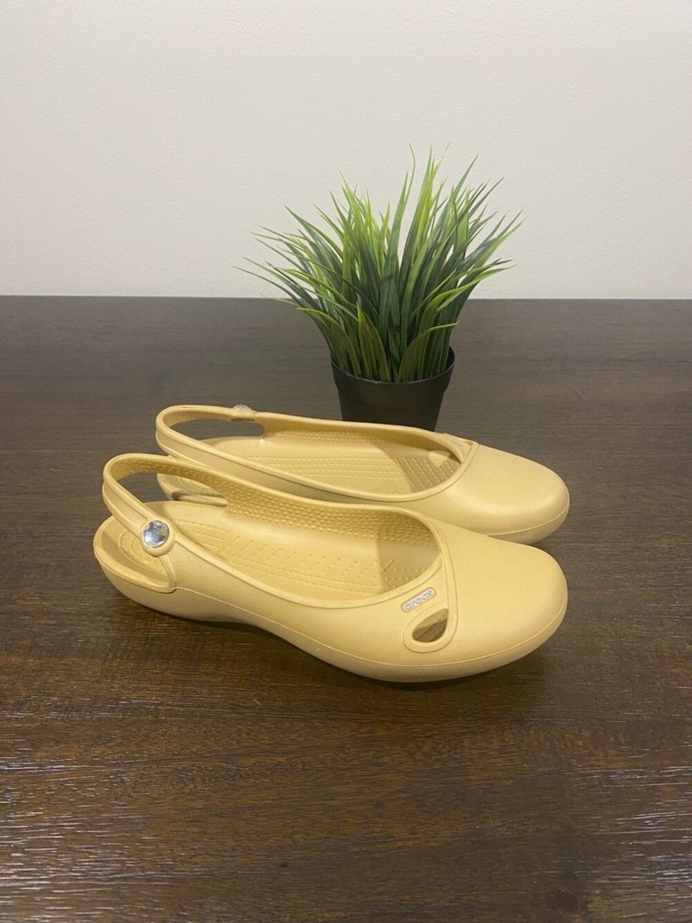 CROCS Olivia Slingback Ballerina Flats With Jewels - W9 (Beige /Gold)